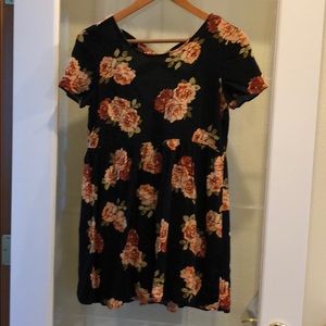 Floral summer dress with open back crisscross